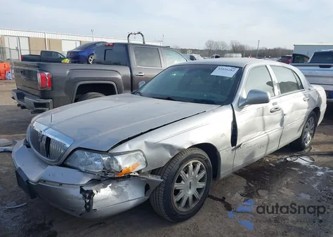 2010 Lincoln Town Car Signature Limited from USA, damaged, VIN 2LNBL8CVXAX750378